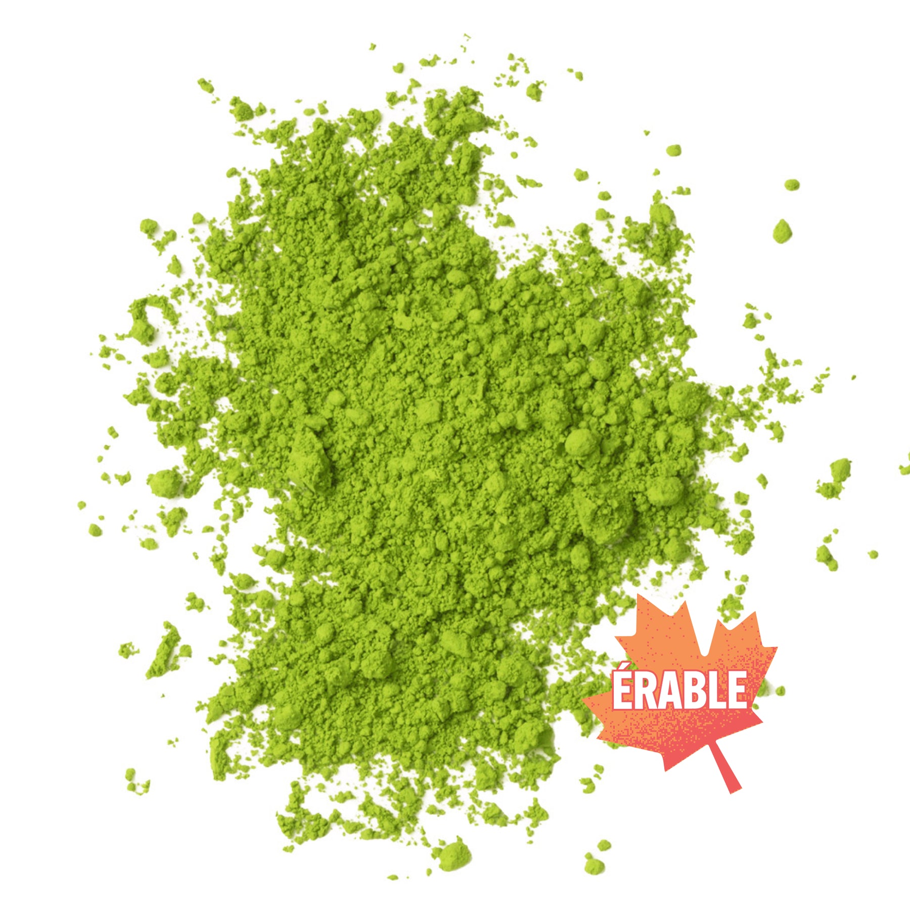 Poudre de matcha verte saveur érable sur fond blanc.