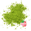 Poudre de matcha verte saveur fraise sur fond blanc.